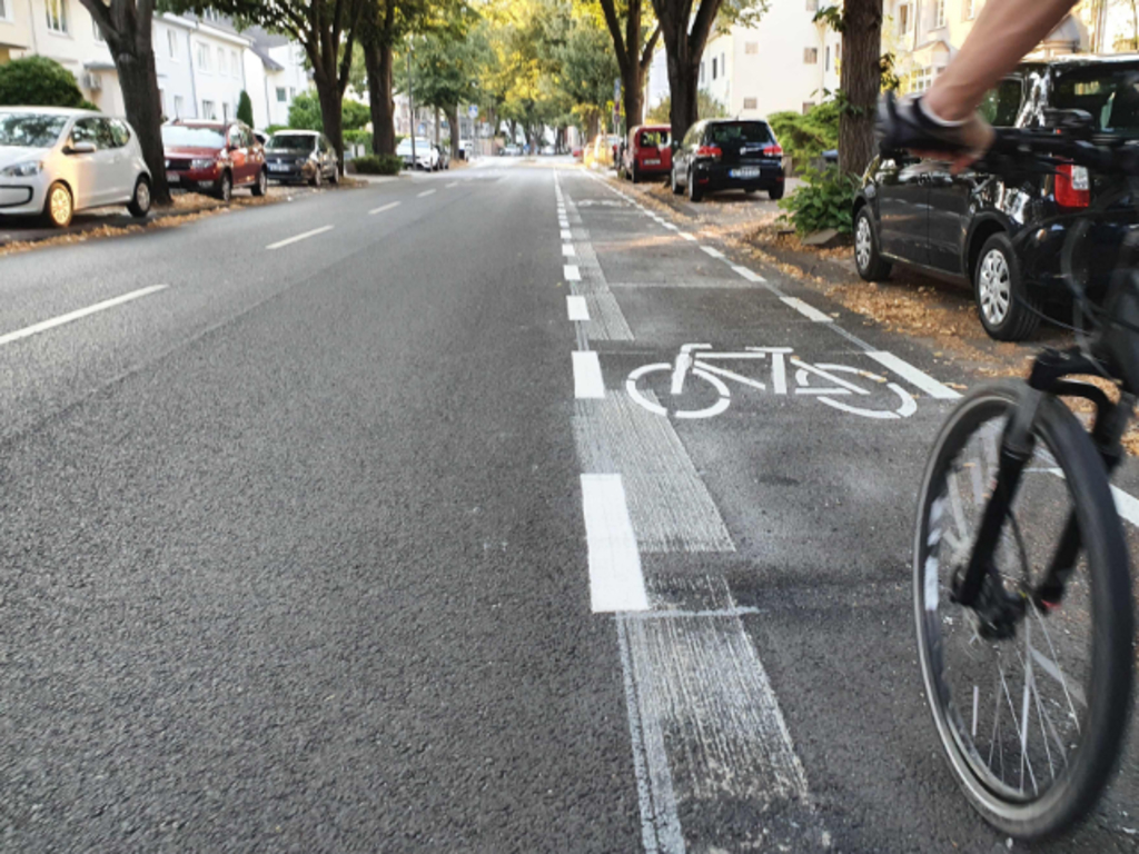Radfahrender auf neuem einseitigen Fahrradschutzstreifen, Richtung Bachemer Straße