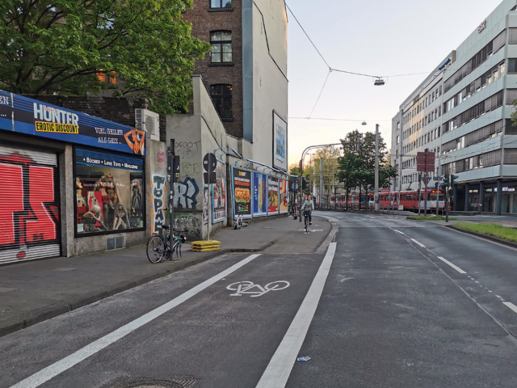 Radfahrerin nutzt den Übergang vom baulichen Radweg auf einen Radfahrstreifen auf der Neuen Weyerstraße