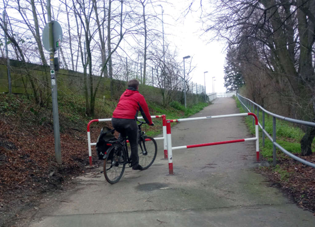 Verbesserte Umlaufsperre an der Rampe zur Fußgängerbrücke und Radfahrerbrücke in den Niehler Hafen am Niehler Damm