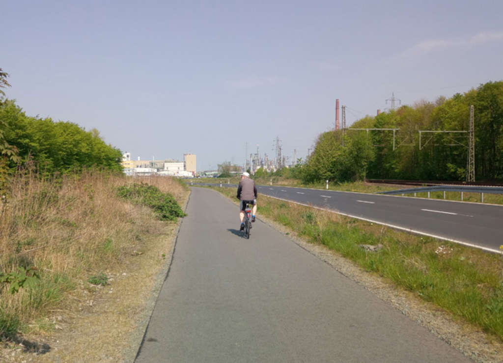 Radfahrer auf dem Geh- und Radweg entlang des Parallelwegs