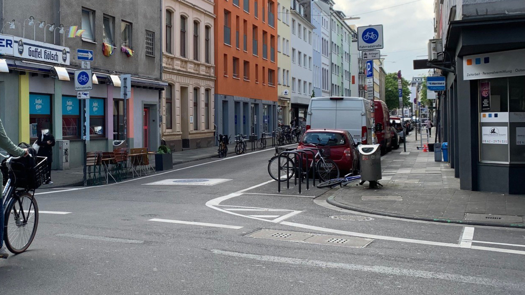 Radfahrende quert die Schaafenstraße in Richtung Fahrradstraße im Mauritiuswall