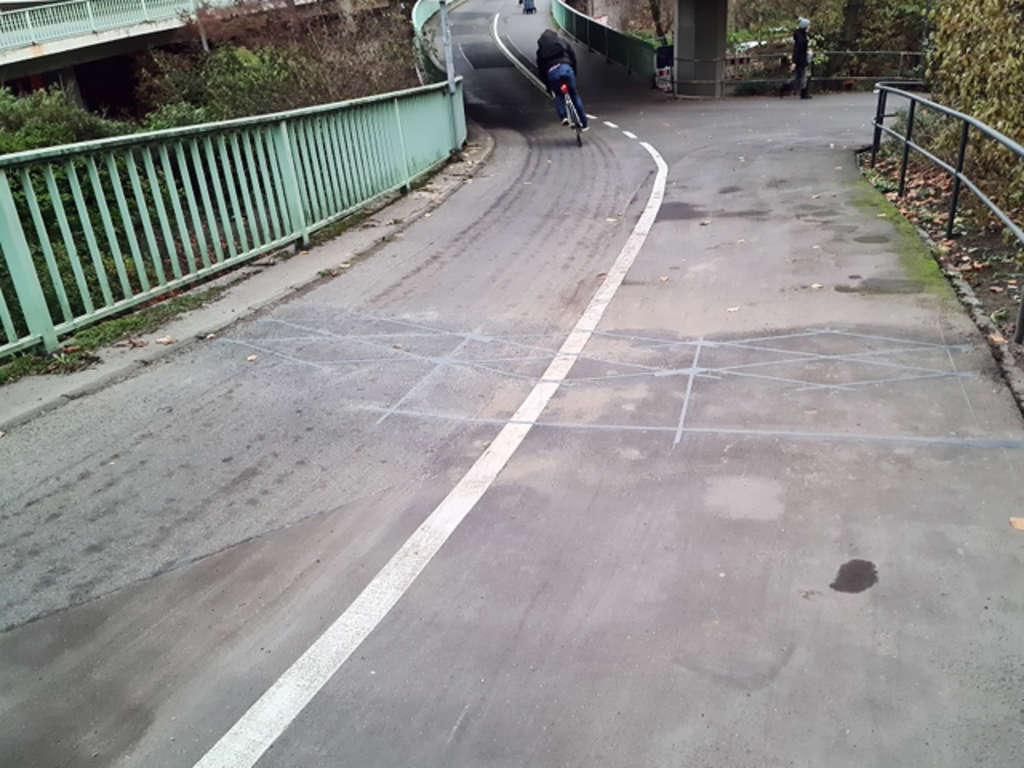 Radfahrer auf dem Radweg, Abfahrt Severinsbrücke