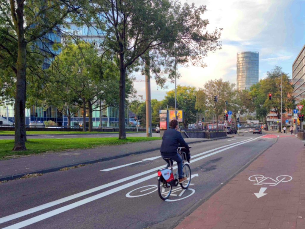Radfahrender, der den neuen Radfahrstreifen auf der Siegburger Straße befährt