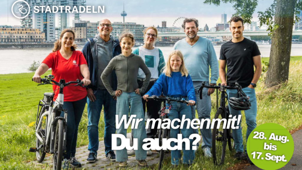 Zu sehen sind sieben Stadtradeln-Teilnehmer*innen, teilweise mit Fahrrädern, vor dem Kölner Stadtpanorama Rheinauhafen