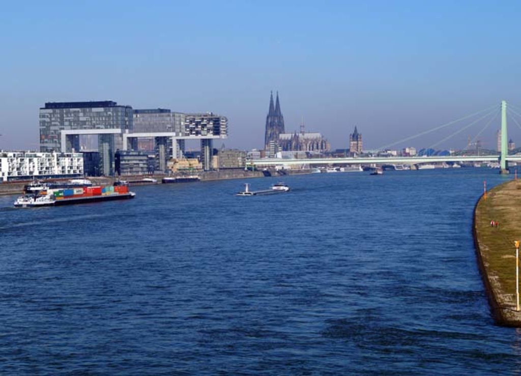 Rheinpanorama mit Krankhäusern und Dom