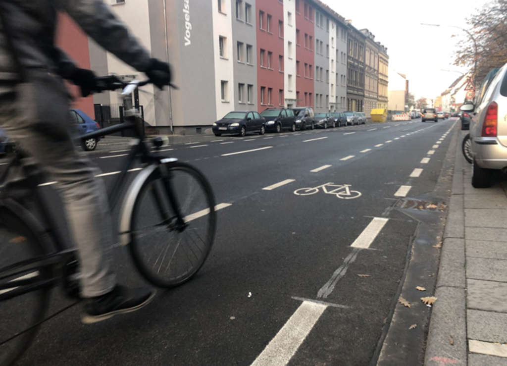 Radfahrer auf dem neuen Fahrradschutzstreifen auf der Vogelsanger Straße