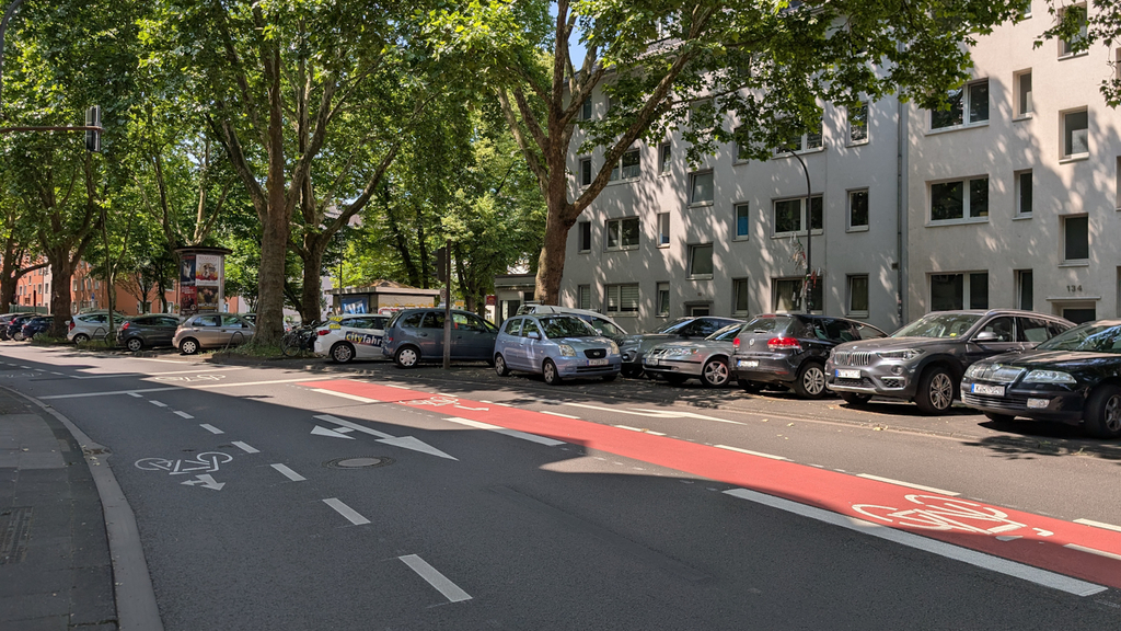 neuer, rot markierter Radschutzstreifen auf der Vorgebirgstraße