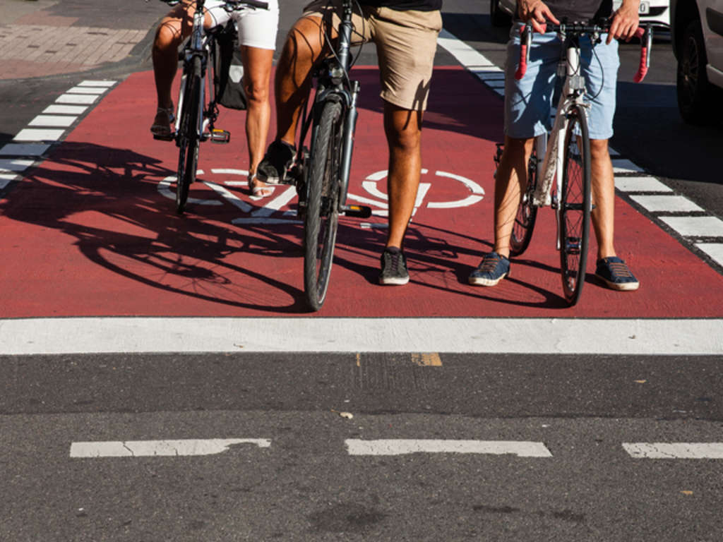 Wartende Radfahrende auf einem Radfahrstreifen an einer Ampel