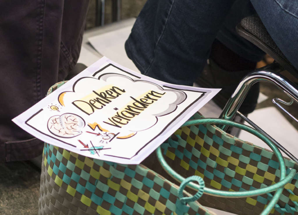 Einkaufskorb auf dem ein Blatt mit der Aufschrift Denken verändern steht