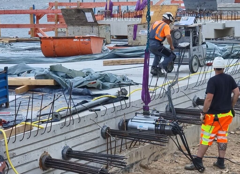 Zu sehen ist die Betonergänzung an der Kragplatte mit den Spanngliedern. Es wird eine Vorspannanlage aufgebaut.