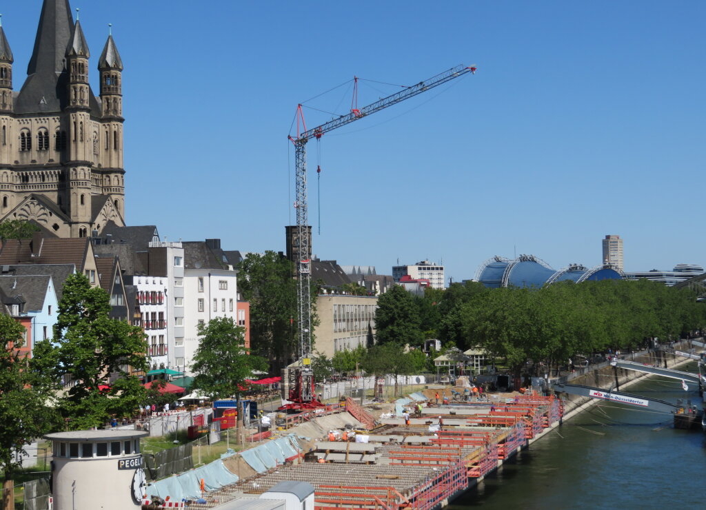 Zu sehen sind die bereits eingesetzten Fertigteile im ersten Bauabschnitt der Kragplatte.