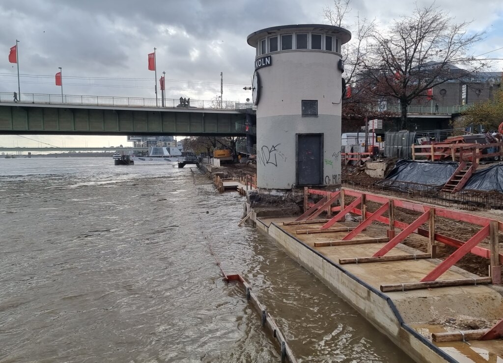 Rheinhochwasser an der Kragplatte