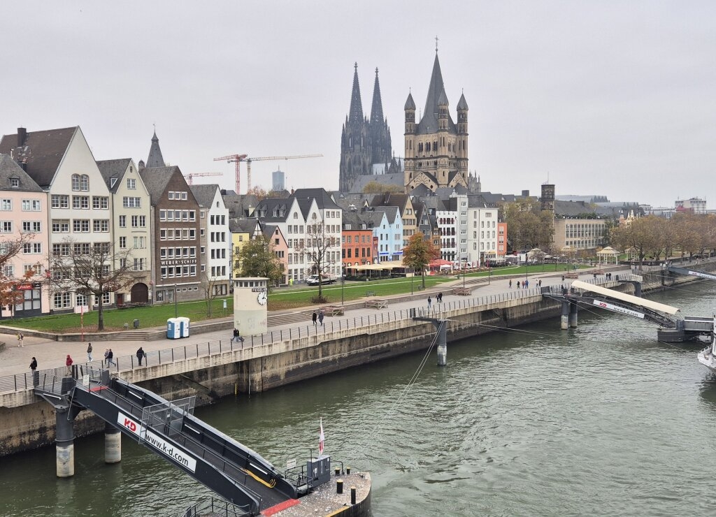 Blick von der Deutzer Brücke auf die linksrheinische Uferpromenade mit neuer Kragplatte
