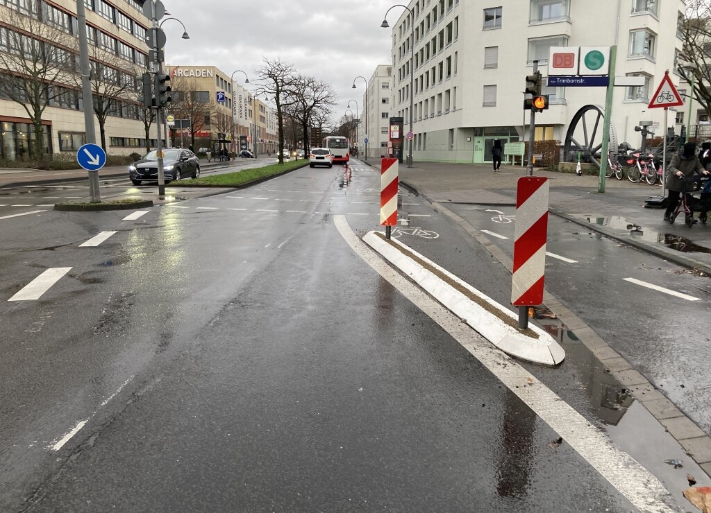 Bauliche Trennung der Radweges zur Fahrbahn an der Kalker Hauptstraße. Am Anfang und Ende sind zwei reflektierende Baken angebracht.