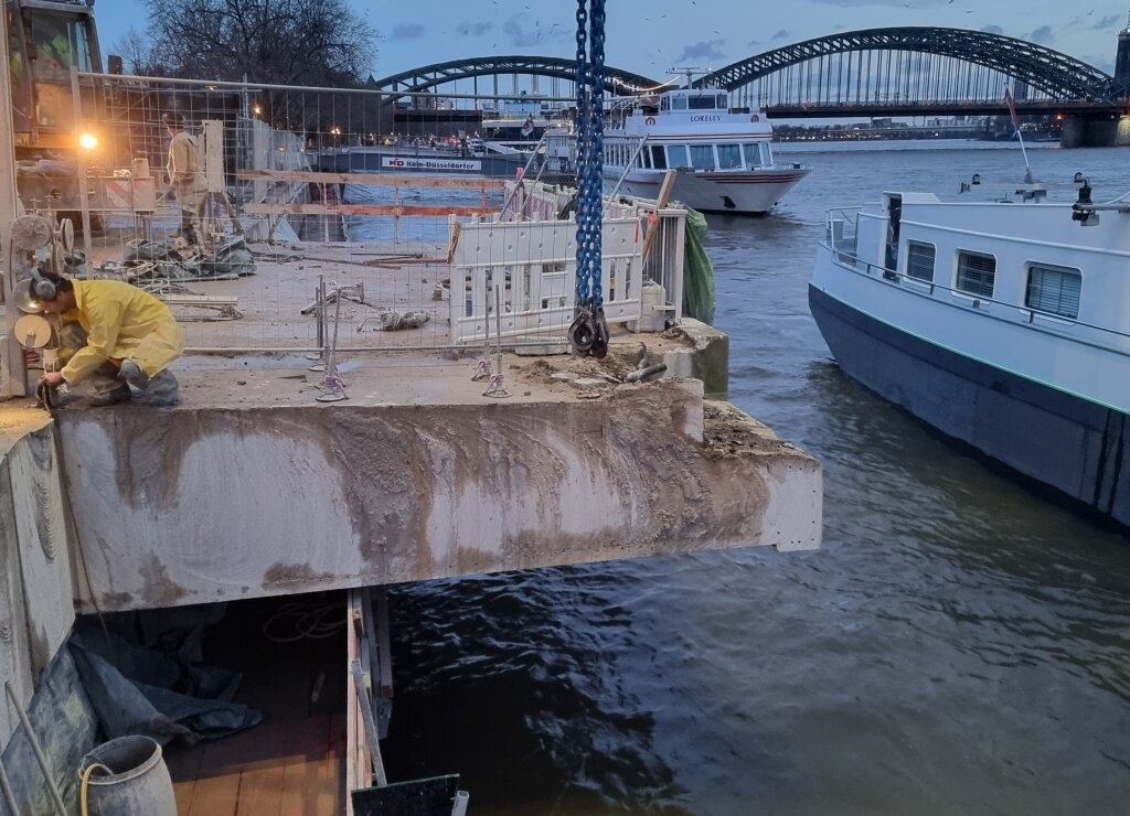 Zu sehen sind die Vorbereitungen für den Sägeschnitt des Kragarms im Stegbereich der Kragplatte.