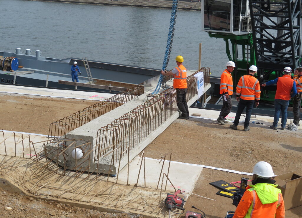 Zu sehen ist die Anlieferung eines Betonfertigteils für die neue Kragplatte mit dem Arbeitsschiff Innovatie.