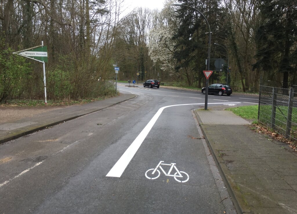 Neu markierter Radfahrstreifen an der Kreuzung Dünnwalder Mauspfad