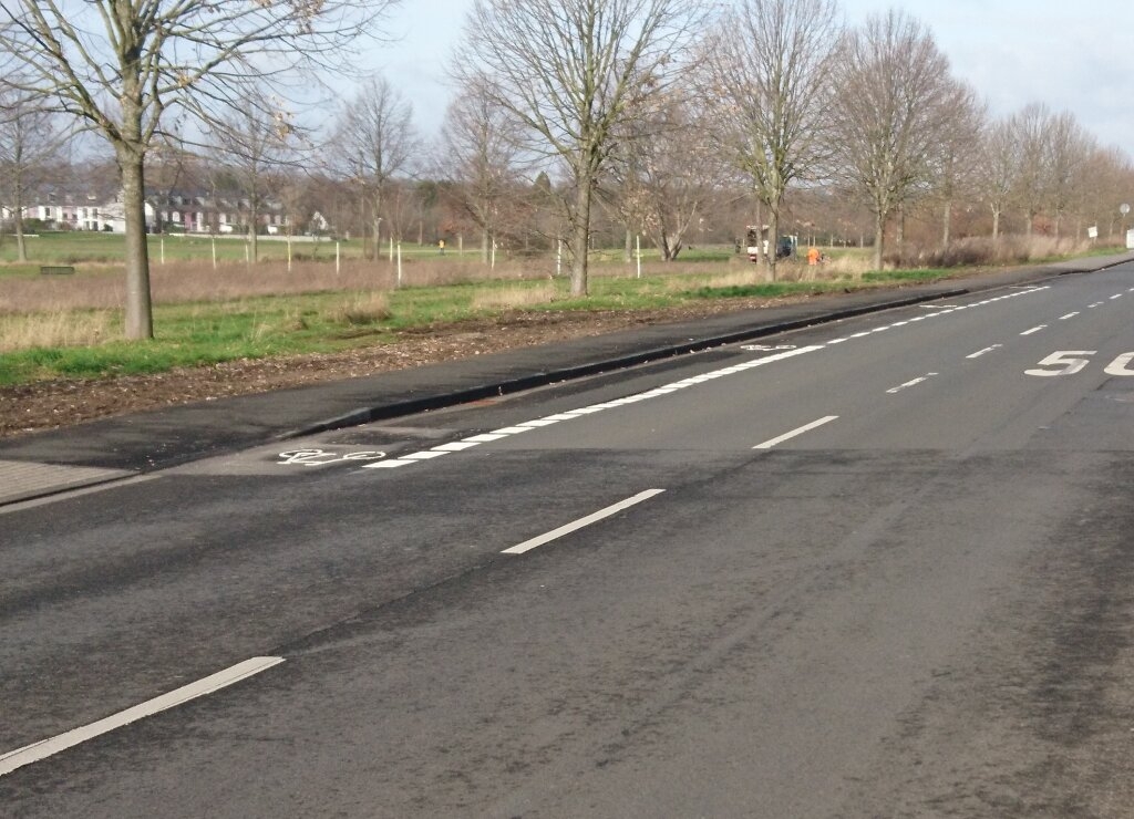 Fahrradschutzstreifen mit Fahrradpiktogrammen auf der Hammerschmistraße in Richtung Kreisverkehr