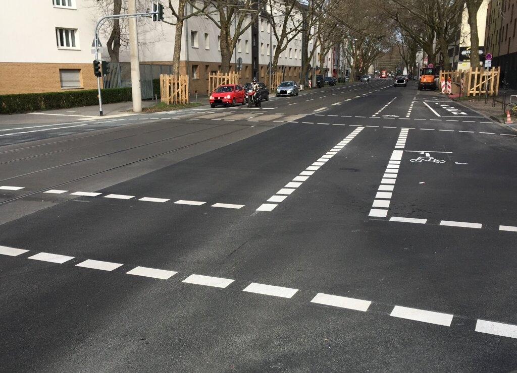 geradlinige Verkehrsführung für den Radverkehr markiert auf der Kreuzung Heidelberger Straße/Kalk-Mülheimer Straße