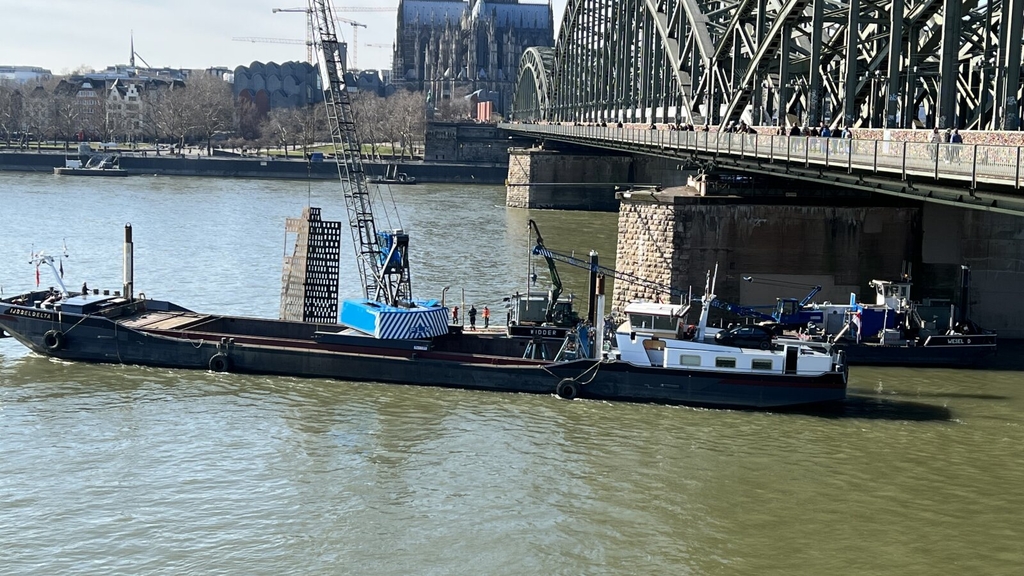Kampfmittelüberprüfung an der Hohenzollernbrücke von einem Schiff aus
