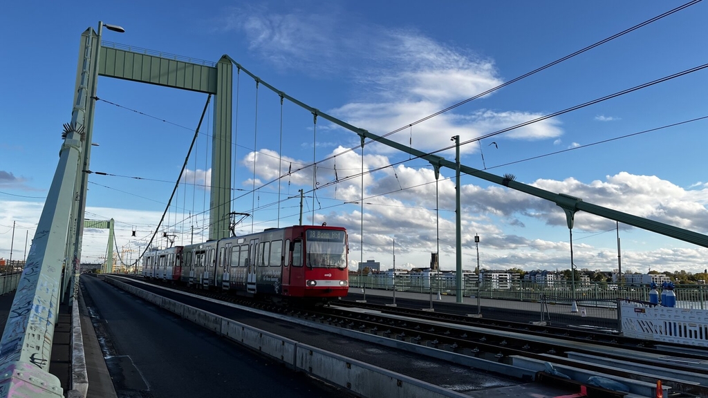 Zu sehen ist der Gleisbereich der Mülheimer Brücke, über den die Stadtbahnlinie 18 fährt.