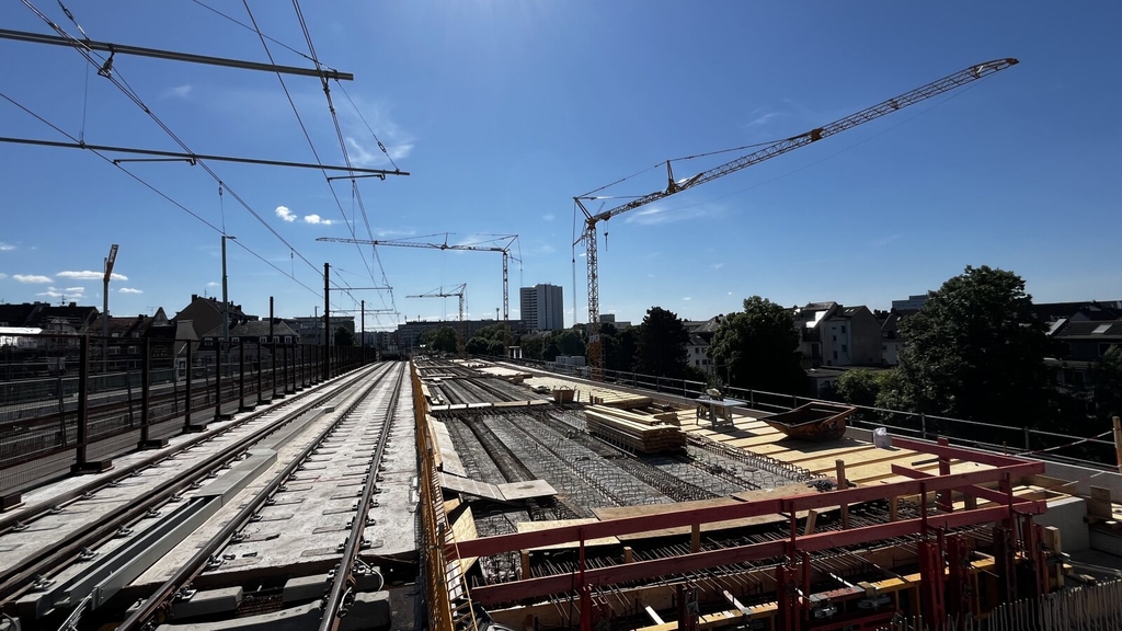 Zu sehen sind die Arbeiten an der Bewehrung für die Ortbetonergänzungen.