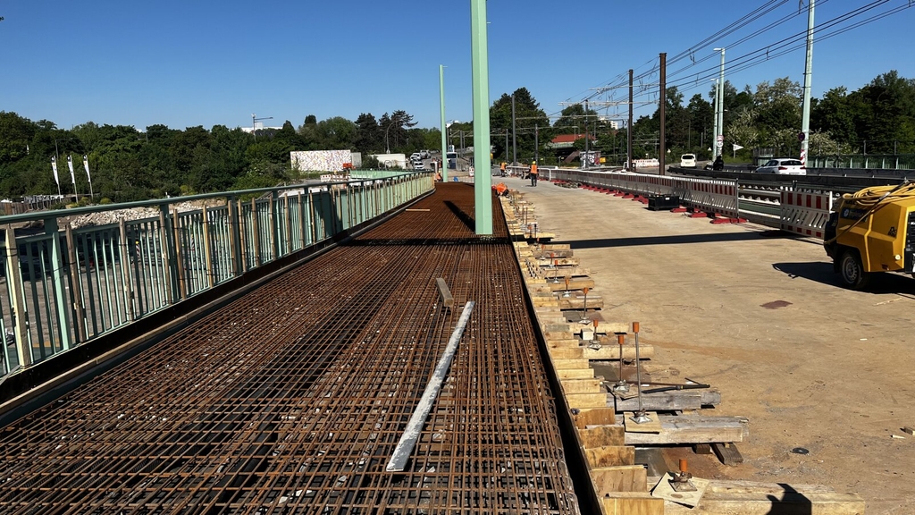 Zu sehen sind die Arbeiten an der Verschalung der Brückenkappe im Bereich der Deichbrücke.