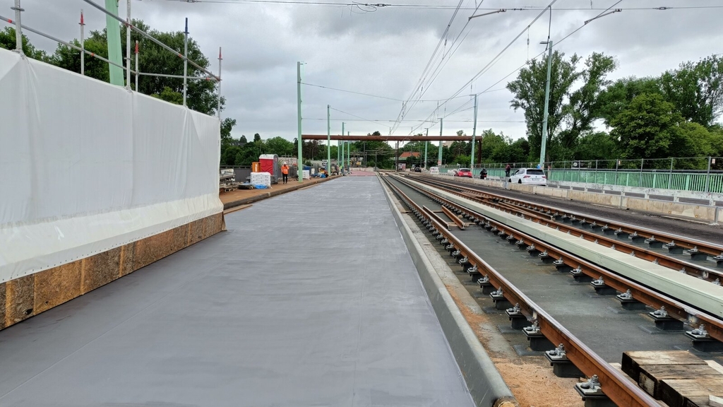Beschichtungsarbeiten an der Flutbrücke der Mülheimer Brücke.