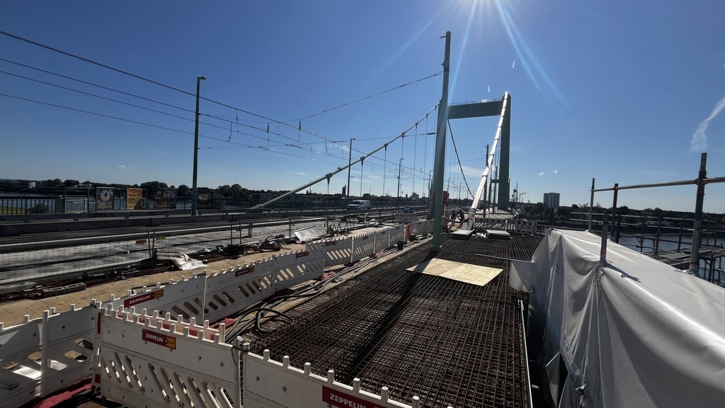 Zu sehen sind die Bewehrungsarbeiten im Bereich der Flutbrücke.
