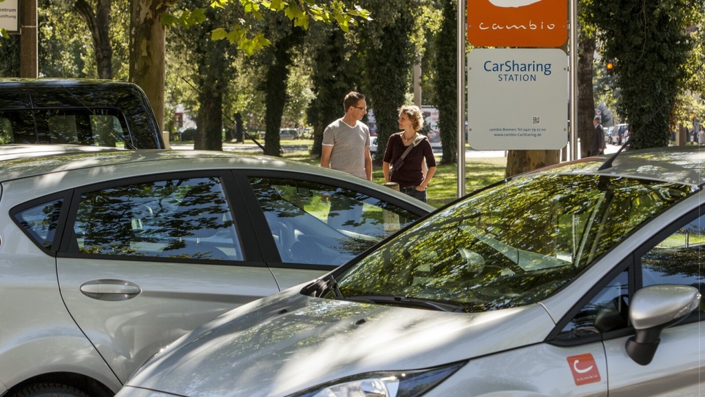Die cambio-Station ist Ausgangspunkt jeder Fahrt. Ein reservierter Stellplatz sichert die schnelle und unkomplizierte Fahrzeugrückgabe., Link auf E-Fahrzeuge in Unternehmen der freien Wirtschaft