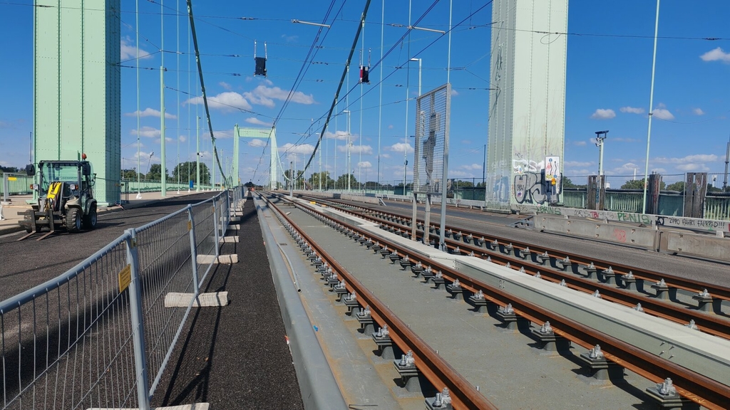 Gussasphalt und Oberleitungsarbeiten an der Strombrücke an der Mülheimer Brücke