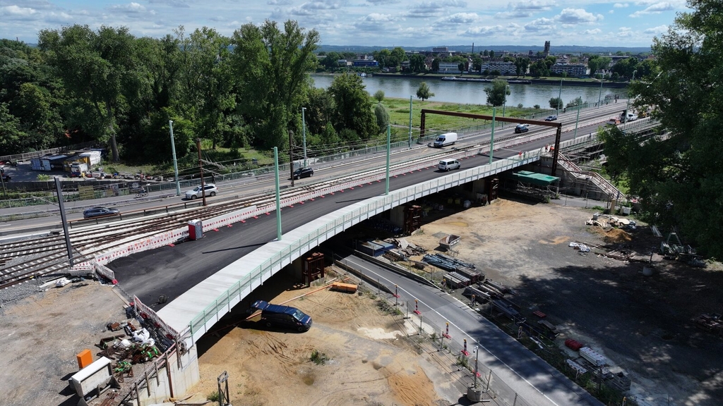 Stahlbeton- und Straßenbauarbeiten an der Deichbrücke der Mülheimer Brücke