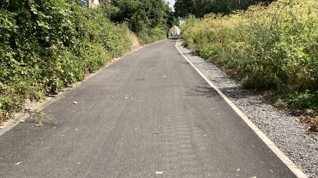 fertiggestellter gemeinsamer Geh- und Radweg am Sürther Leinpfad