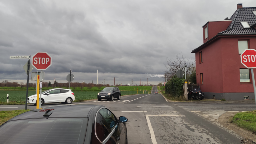 Straße Vor dem Dorf, Blick in Richtung Osten auf die Alluvialrinne (Geländevertiefung aus Altrhein-Arm)