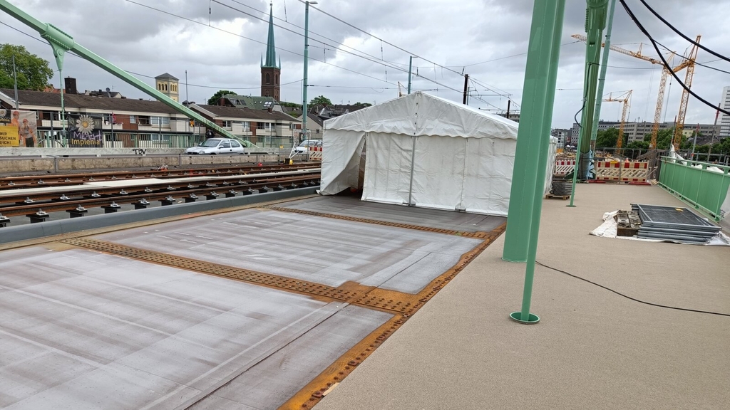 Im Bereich der Strombrücke haben wir den Geh- und Radweg mit einem speziellen Belag überzogen.