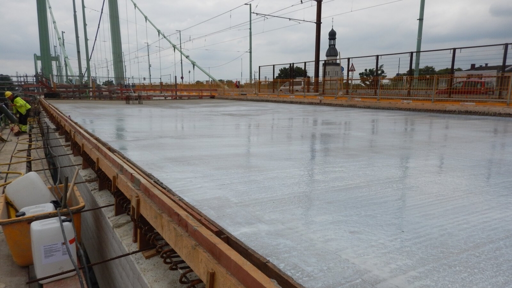 Stahlbetonarbeiten an der Fahrbahnplatte der rechtsrheinischen Rampe der Mülheimer Brücke