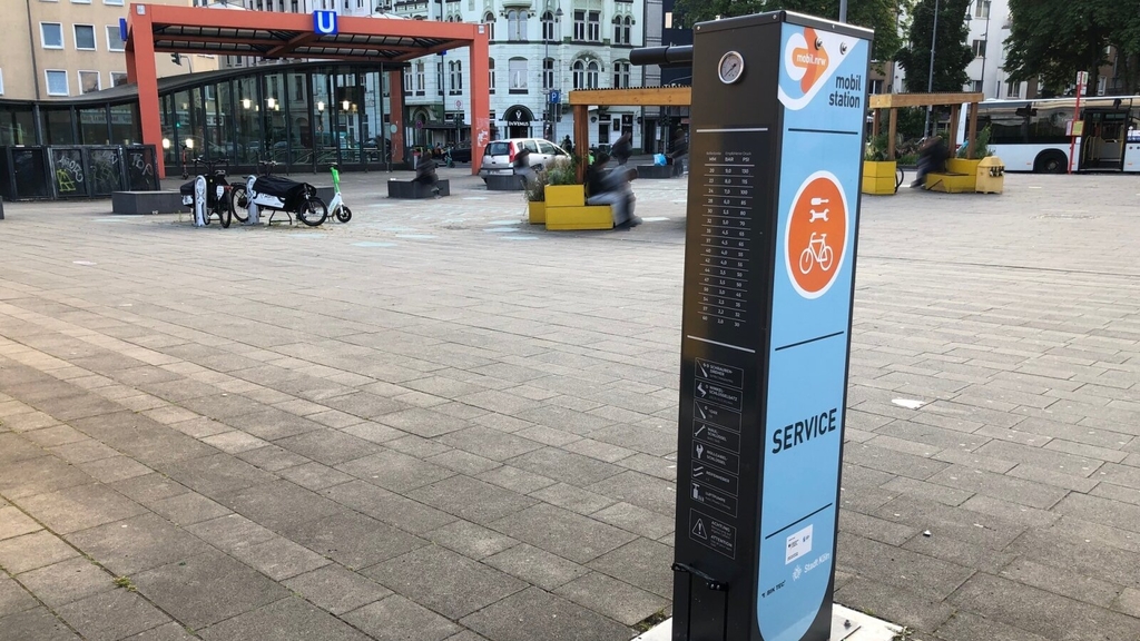 Foto einer Fahrrad-Reparatursäule am Bahnhof Mülheim