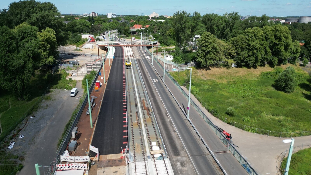 Straßenbauarbeiten an der Flutbrücke der Mülheimer Brücke