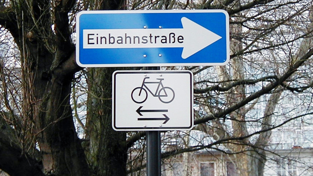 Verkehrsschild Radweg gegen Einbahnstraße befahrbar