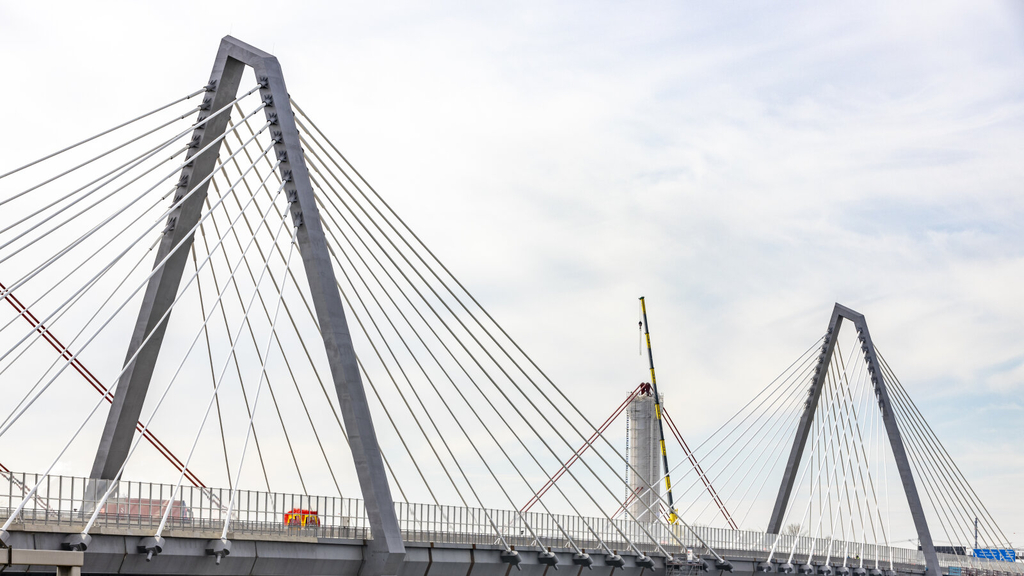 Zu sehen ist der neue Abschnitt der Rheinbrücke Leverkusen sowie einer der alten Pfeiler.