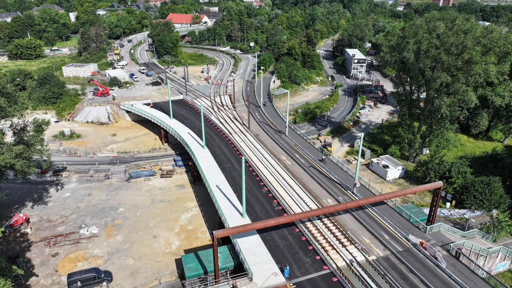 Stahlbeton- und Straßenbauarbeiten an der Deichbrücke der Mülheimer Brücke