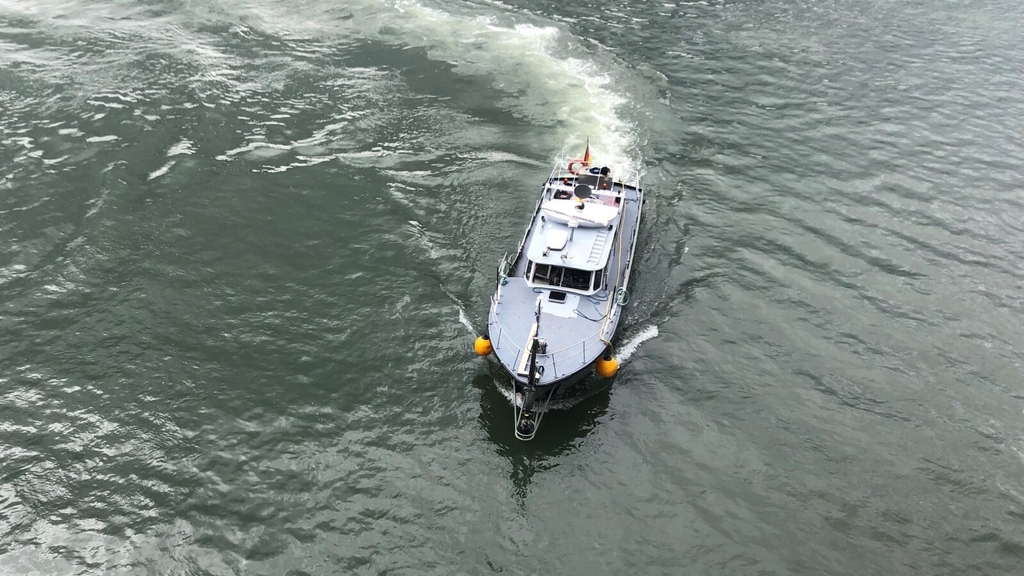 Vermessungsschiff auf dem Rhein