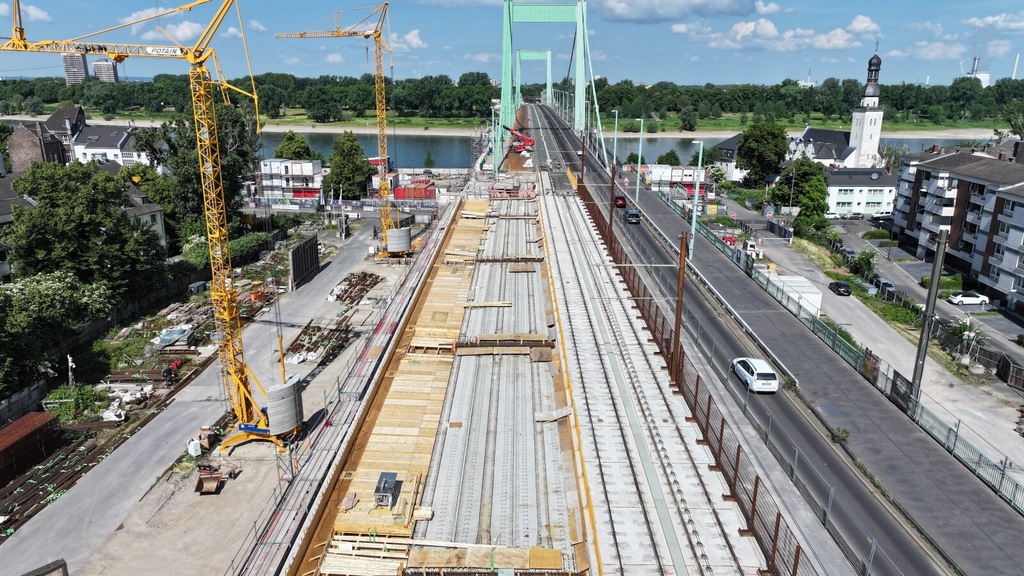 Stahlbetonarbeiten an der Fahrbahnplatte der Rechtsrheinischen Rampe der Mülheimer Brücke.