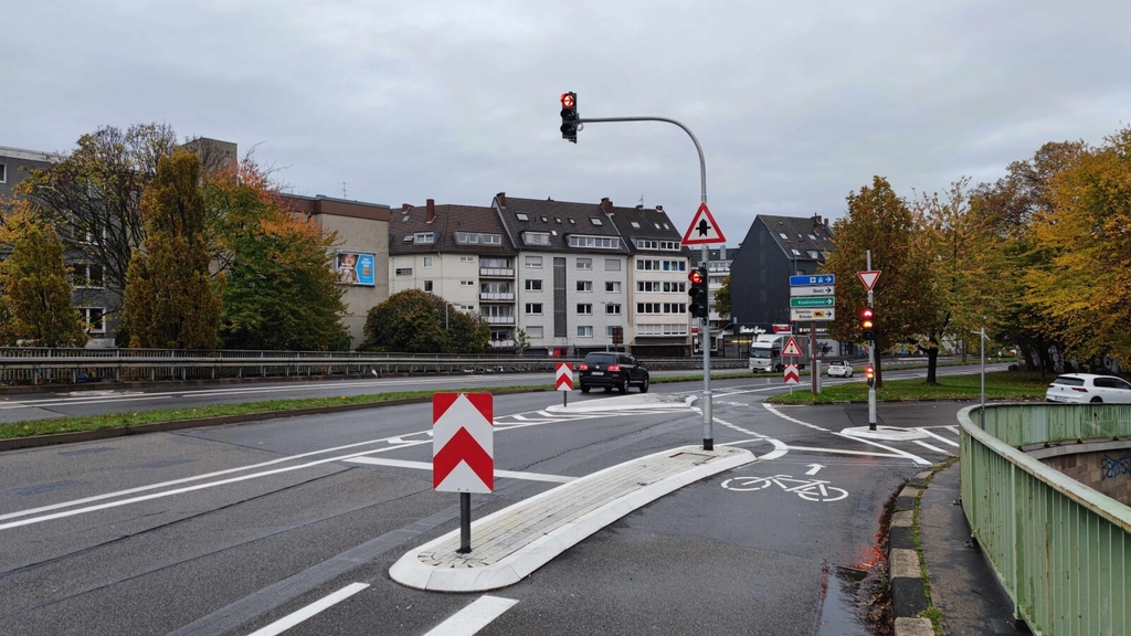 Radfahrstreifen und Ampelanlage auf der Tel-Aviv-Straße an der Abzweigung zur Severinsbrücke