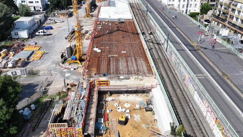 Stahlbetonarbeiten an der Fahrbahnplatte der rechtsrheinischen Rampe der Mülheimer Brücke