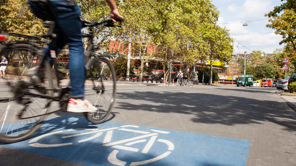 Radfahrer auf der als Fahrradstraße markierten Zülpicher Straße