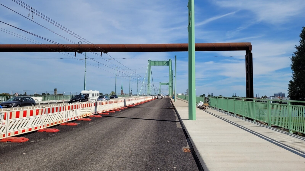 Straßenbauarbeiten an der Flutbrücke an der Mülheimer Brücke.