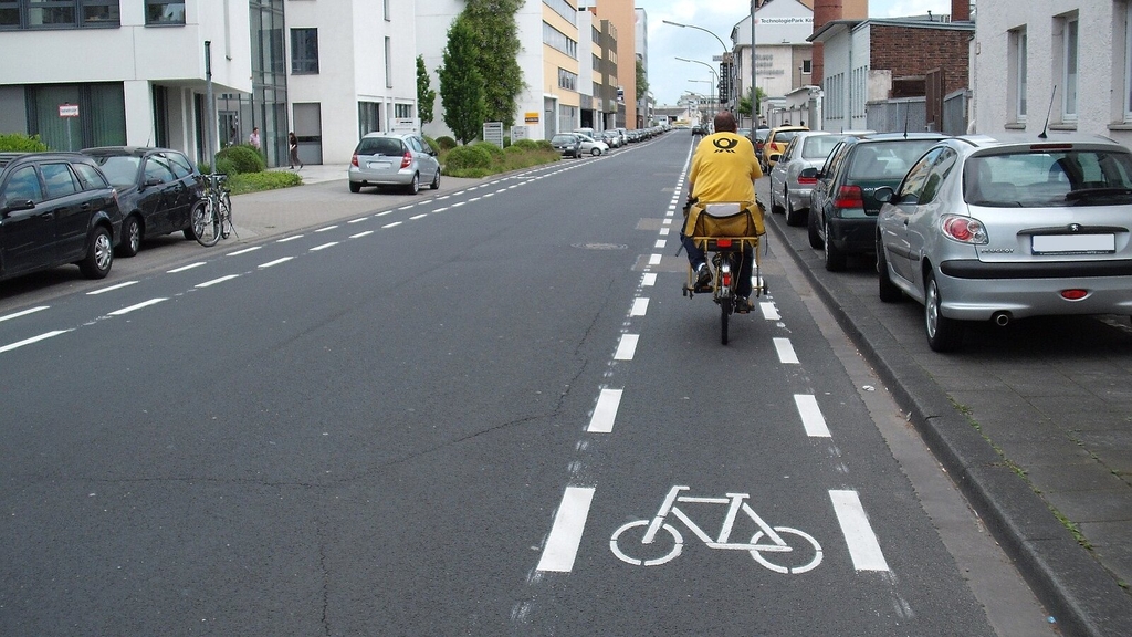 Radfahrender nutzt den neuen Schutzstreifen auf der Eupener Straße