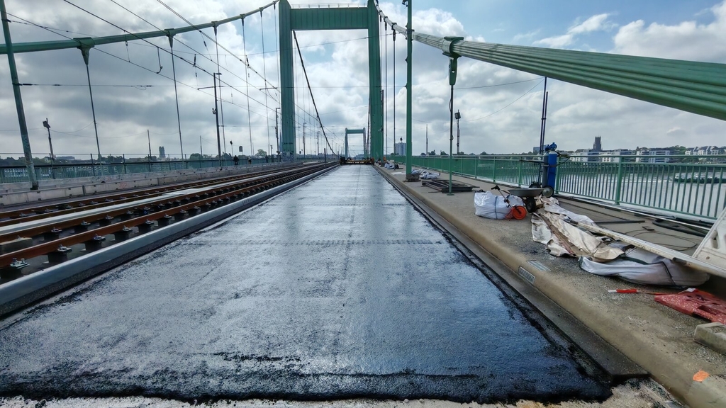 Straßenbauarbeiten auf der Strombrücke der Mülheimer Brücke