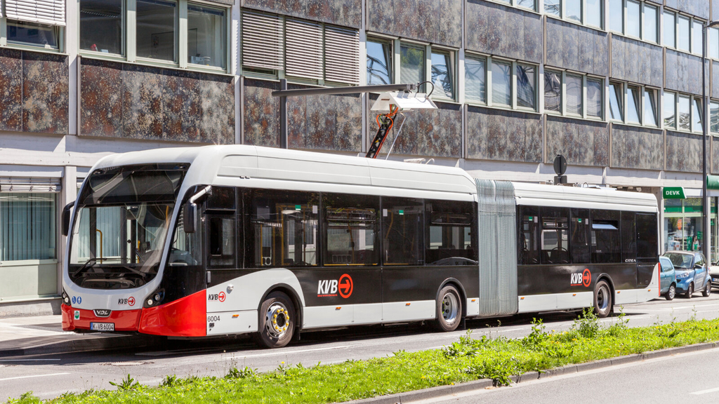 Ladevorgang eines E-Busses an der Goldgasse/Breslauer Platz, Link auf E-Fahrzeuge im ÖPNV und bei städtischen Einrichtungen